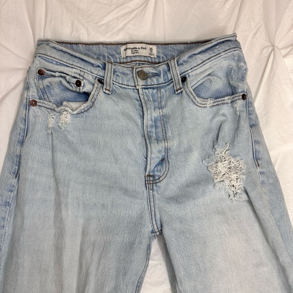 Abercrombie & Fitch High Rise Distressed Mom Jean in Light Wash Size 25 - Picture 11 of 13